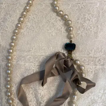 에메랄드 그린 비쥬가 달린 코튼 펄 목걸이 바니스뉴욕