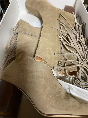 피피 베이지 스웨이드 프린지 부츠 중간 힐