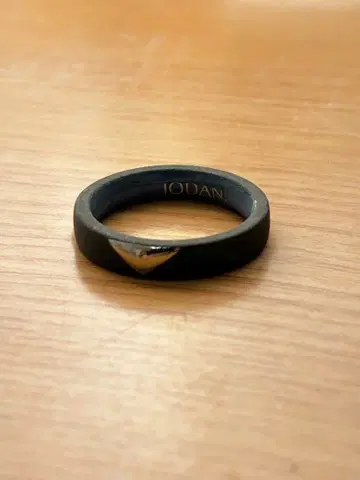 IODAN 블랙링 삼각형 디자인