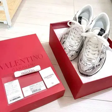 발렌티노 스니커즈