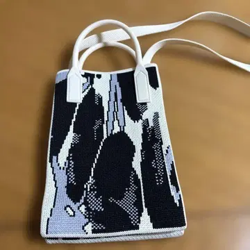 비즈 숄더백 화이트 블랙 디자인