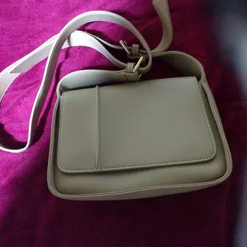 베이지 숄더백 심플한 디자인