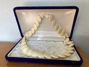 천연 소재의 아이보리 목걸이