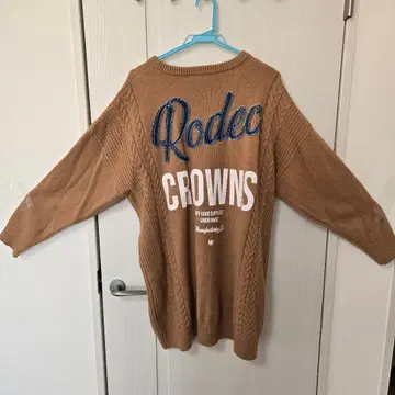 로데오 크라운즈 베이지 V넥 롱 니트