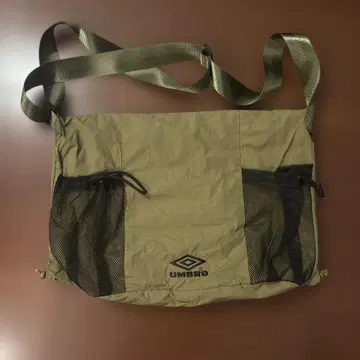 UMBRO 메쉬 포켓 부착 숄더백