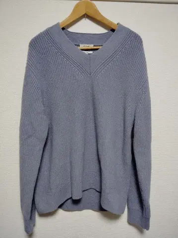 COS 릴랙스핏 V넥 스웨터 라이트 블루