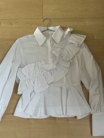 ecmile. 프릴 달린 화이트 셔츠