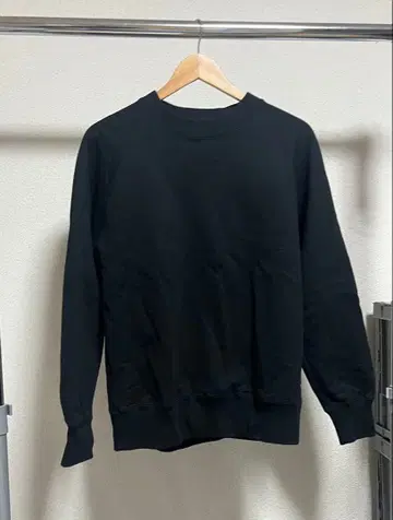 UNIVERSAL PRODUCTS x YAAH 맨투맨