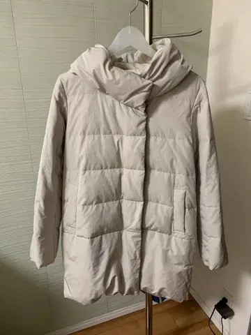 후드 부착 라이트 베이지 다운 자켓