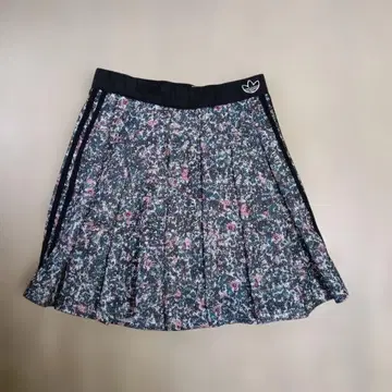 adidas 꽃무늬 플리츠 스커트 M 사이즈