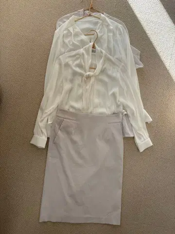 묶음 판매) 미사용 새상품 깔끔한 블라우스 3개, 스커트 1개