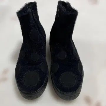 퍼 소재 블랙 부츠 사이드 지퍼 부착