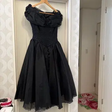 블랙 오프숄더 드레스