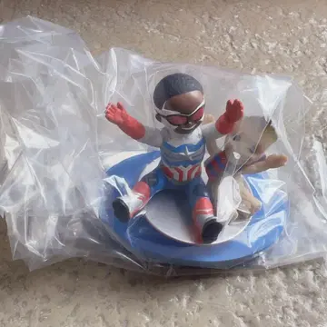 피규어 잇츠 어 스몰 월드 with 그루트 캡틴 아메리카