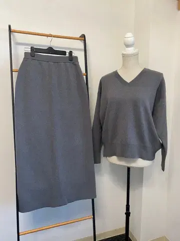[ 글로벌 워크 ] 맨투맨 라이크 V넥 니트 & 스커트 새상품급