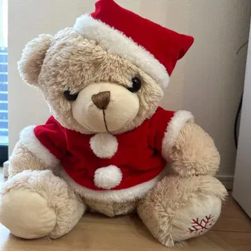 산타 의류를 입은 곰 봉제 인형