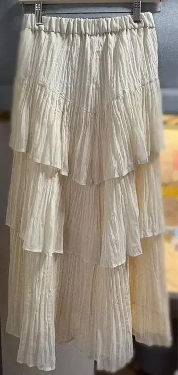 LOWRYSFARM 아지메 티어드 플리츠 스커트 아이보리