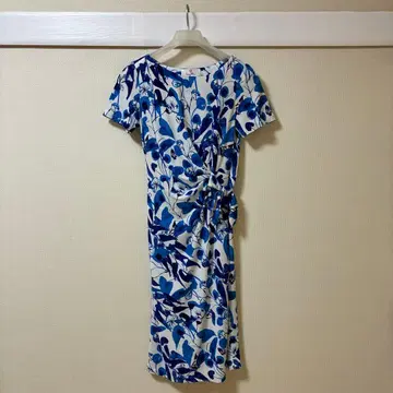 Kay me 파랑과 화이트 꽃무늬 반팔 무릎 기장 원피스