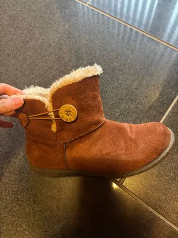 브라운 스웨이드 퍼 달린 어그 부츠