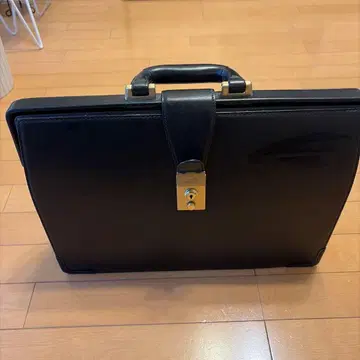 소메스 안장 이그제큐티브 더레스 백 블랙