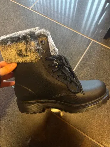 퍼 달린 블랙 하이컷 부츠