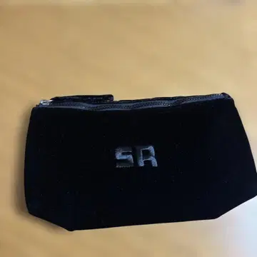 SR 로고 자수 벨벳 파우치 블랙