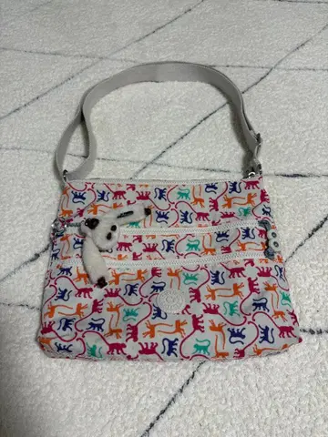 Kipling의 컬러풀한 원숭이 패턴 크로스백