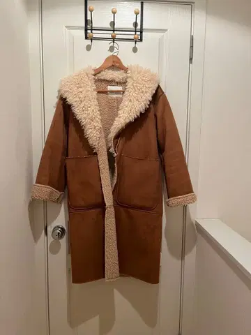 LaLeia 브라운 무스탕 코트 후드 부착