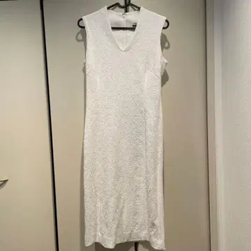 야마다야 스콧 클럽 화이트 엠보싱 슬리브리스 원피스