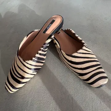 제브라 패턴 퍼 뮬