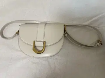 화이트 가죽 숄더백 골드 금장 장식