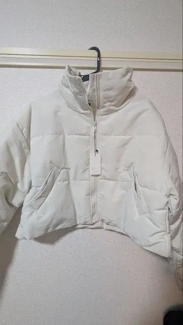 화이트 크롭 다운 자켓