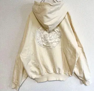 즉시 품절 모델 케보즈 양면 자수 입술 로고 크림색 구하기 어려움