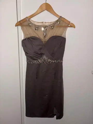 비즈 장식 그레이 타이트 드레스