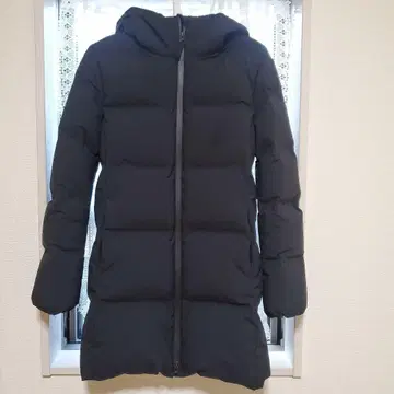 유니클로 심리스 다운 자켓 S 사이즈 블랙