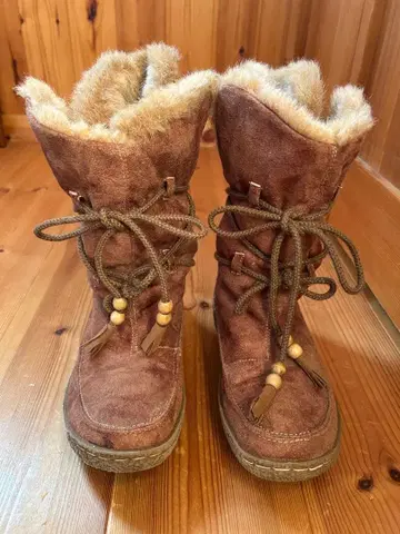 브라운 퍼가 달린 어그 부츠