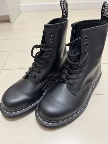 닥터마틴 8홀 화이트 스티치