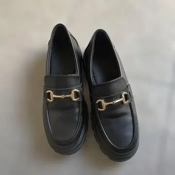 블랙 로퍼 금장 장식 통굽 L