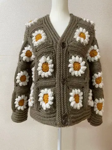할머니 네모 데이지 모티브가 특징인 카페 오 레 니트 가디건