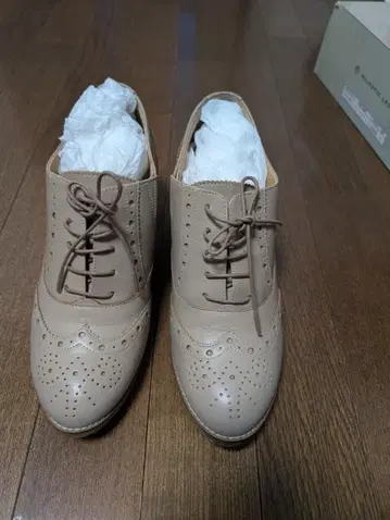 베이지 중간 굽 여성 신발