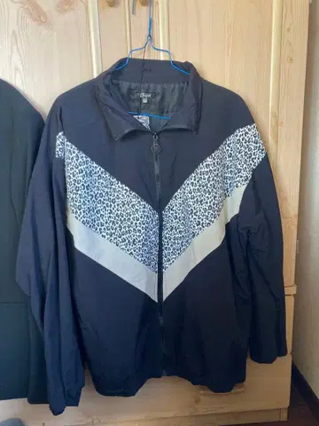 나일론 자켓 레오파드 무늬 디자인