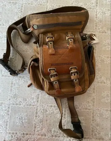 남성용 브라운 캔버스 바디백