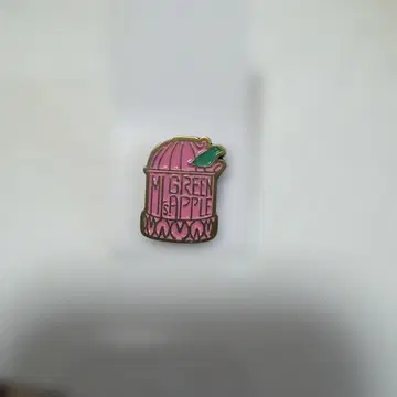 M GREEN APPLE 핀 배지