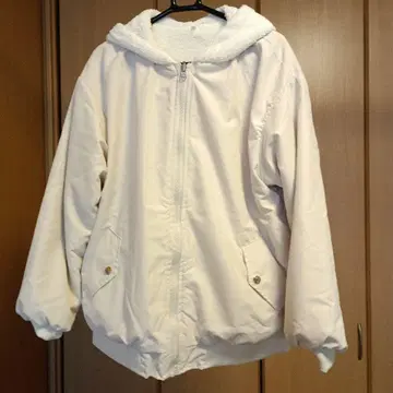 보아 후드 부착 크림색 점퍼 리버서블