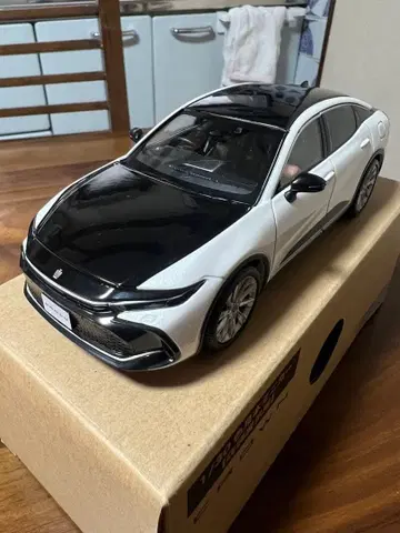 도요타 크라운 화이트/블랙 미니카 약 1/30 스케일