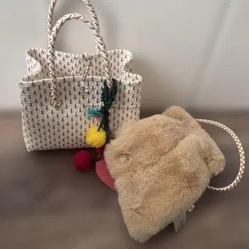 새상품급 ARIGATT 백 참 퍼 포함