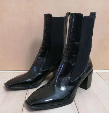 ZARA 에나멜 사이드 고어 부츠 청키힐 25.5cm