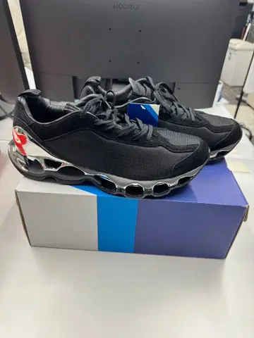 미즈노 블랙 메쉬 스니커즈 메탈릭 밑창