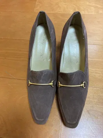 미디어 팜므 브라운 스웨이드 펌프스 중간 힐