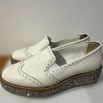 화이트 가죽 로퍼 통굽